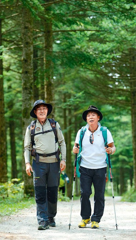 대관령 국민의 숲길을 나란히 걷고 있는 조훈현 9단(왼쪽)과 산악인 엄홍길 대장. 두 사람은 자기 자신을 극복하는 것이 가장 중요하다고 생각하는 점에서 닮았다.