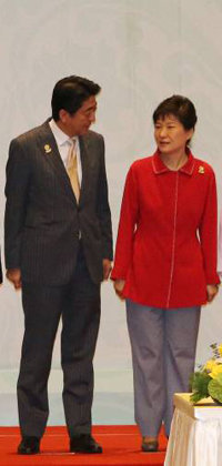 아베 신조 일본 총리(왼쪽)와 박근혜 대통령. 동아일보 DB