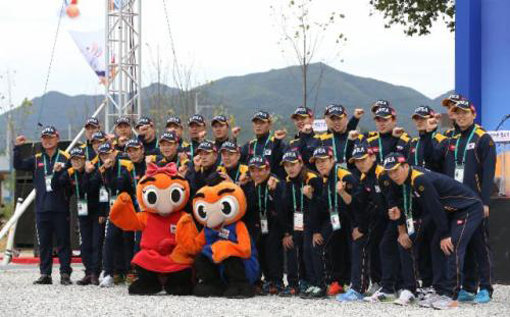 문경세계군인체육대회에 참가한 한국 선수단이 입촌식을 가진 뒤 기념촬영을 하고 있다. 사진제공｜문경세계군인체육대회