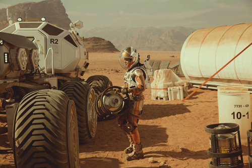 영화 ‘마션’의 주인공 마크 와트니(맷 데이먼)는 구조대가 화성에 도착하기 전까지 먹을 농작물을 키우는 데 필요한 물을 만들기 위해 고군분투한다. 이십세기폭스코리아 제공