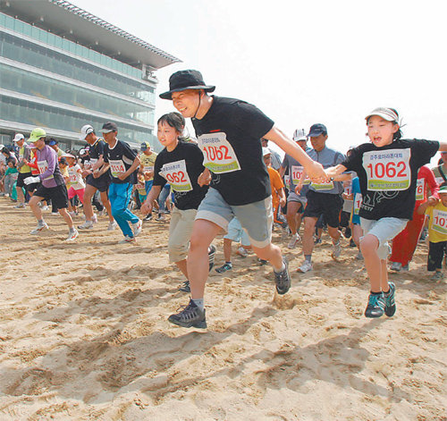 지난해 경주로 마라톤 대회에 참가한 시민들이 모래 경주로를 힘차게 달리고 있다. 렛츠런파크 제공