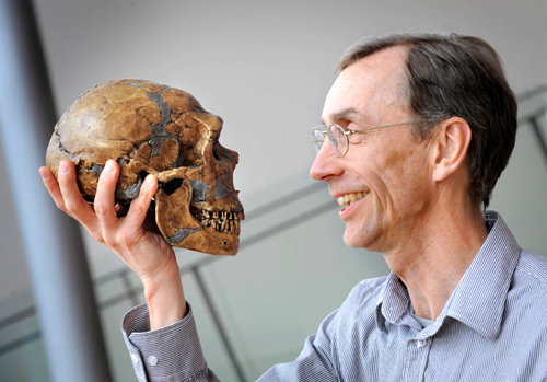 네안데르탈인 게놈 연구의 세계적 권위자 스반테 페보가 네안데르탈인의 두개골을 들고 있다. 페보는 자신의 작업을 “진화를 현행범으로 체포하는 일”이라고 말한다. 막스플랑크 진화인류학연구소 제공