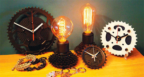 업사이클업체 ‘리브리스’가 내놓은 전등과 시계들. 버려진 자전거의 체인과 부품을 이용해 만들었다. 리브리스 제공