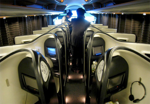 좌석마다 칸막이와 모니터가 설치된 일본의 고급형 고속버스 내부. 금호고속 제공