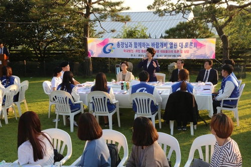 이길여 가천대 총장이 지난달 10일 인천 연구수 자택에서 학생 160여 명을 초청해 개최한 ‘열린 대토론회’에서 인사말을 하고 있다.