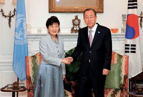 반기문 유엔 사무총장(오른쪽)과 박근혜 대통령.