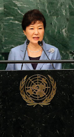 박근혜 대통령이 9월 28일(현지시각) 미국 뉴욕 유엔본부 총회장에서 열린 ‘제70차 유엔총회’에서 기조연설을 하고 있다.