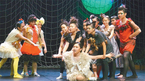 ‘뮤지컬 스타’를 꿈꾸는 강원 인제지역 청소년들이 2일 인제하늘내린센터 대공연장에서 뮤지컬 ‘아름다운 별리’를 열연하고 있다. 인제군문화재단 제공