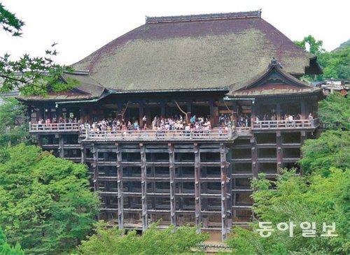 못 하나 없이 대형 느티나무 기둥 139개가 떠받치고 있는 청수사 법당 마루. ‘일본 목조 건축의 불가사의’로 평가받는다. 교토=하정민 기자 dew@donga.com