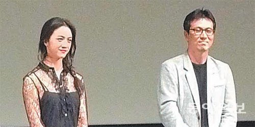 배우 탕웨이(왼쪽)가 남편 김태용 감독의 단편 ‘그녀의 전설’ 상영 뒤 관객과의 대화에 참석해 이야기를 나누고 있다. 부산=이새샘 기자 iamsam@donga.com