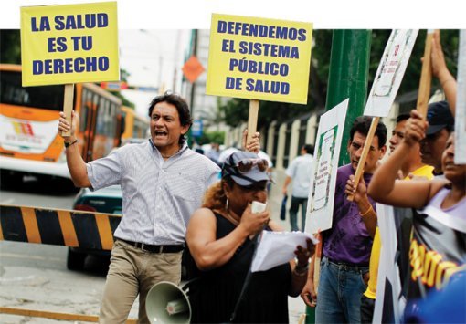 1월 20일 페루 건강부 앞에서 한 인간면역결핍 바이러스(HIV) 보균자가 항레트로바이러스 치료제의 독점 생산을 비판하며 ‘건강은 너의 권리다’ 등의 문구가 적힌 팻말을 들고 항의 시위를 하고 있다.
