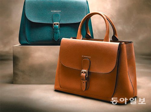 버버리 핸드백의 역사는 1890년대로 거슬러 올라간다. 위의 새들백(Saddle bag)은 버버리의 장인정신을 집약한 컬렉션으로 하나를 만드는 데 145개의 부품과 6시간이 소요된다.