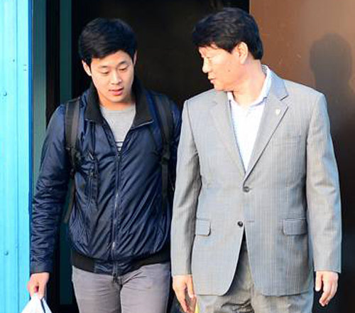 판문점 통해 南으로 북한에 억류됐던 주원문씨(왼쪽)가 5일 북한의 송환 결정에 따라 판문점을 통해 한국으로 들어오고 있다. 통일부 제공
