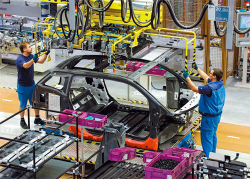 독일 라이프치히 BMW공장에서 근로자들이 전기차 ‘i3’를 조리하고 있다. BMW는 고용 유연성 확보로 경쟁력을 확보한 대표적인 회사다. BMW그룹 제공