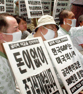 2001년 7월 제약회사 한국 노바티스 건물 앞에서 백혈병 치료제인 글리벡의 가격인하를 요구하며 만성골수성백혈병 환자와 그 가족들이 시위를 벌이고 있다.