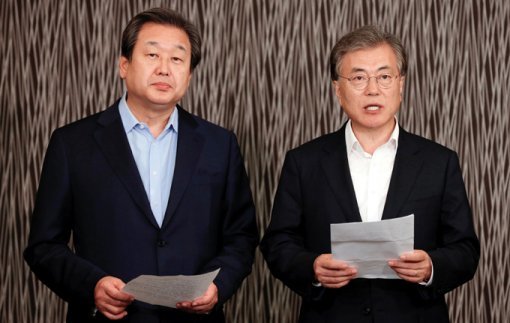 새누리당 김무성 대표(왼쪽)와 새정치민주연합 문재인 대표가 9월 28일 부산 롯데호텔에서 전격 회동한 뒤 논의 결과를 발표하고 있다.