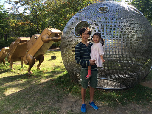 경정 ‘터보엔진’ 어선규의 도전은 계속된다. 비록 ‘11’에서 연승행진을 멈췄지만 그는 그랑프리 2연패를 향해 새로운 출발점에 섰다. 경기장에서 독사처럼 독을 품고 경기를 하지만 집에선 아내와 딸 밖에 모르는 애처가이자 ‘딸바보’다. 집 근처에서 딸과 함께 포즈를 취한 어선규. 사복 입은 모습이 낯설지만 푸근한 미소는 그대로다. 사진제공｜어선규