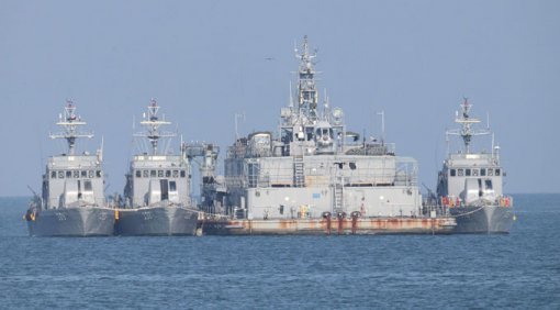 남북 고위급 접촉이 이뤄진 8월 23일 연평도 앞 기지에 해군 고속정이 정박해 있다.
