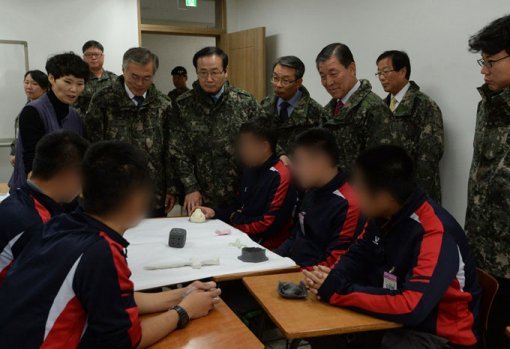 2014년 10월 24일 경기도 모 군단이 운영하는 그린캠프를 방문한 국회 국방위원들.