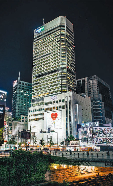 두산은 서울시내 면세점 입찰을 따낼 경우 서울 중구 장충단로 두산타워에 ‘두타면세점’을 세우고 국산품 매장을 40%까지 할당하겠다고 밝혔다. 두산 제공
