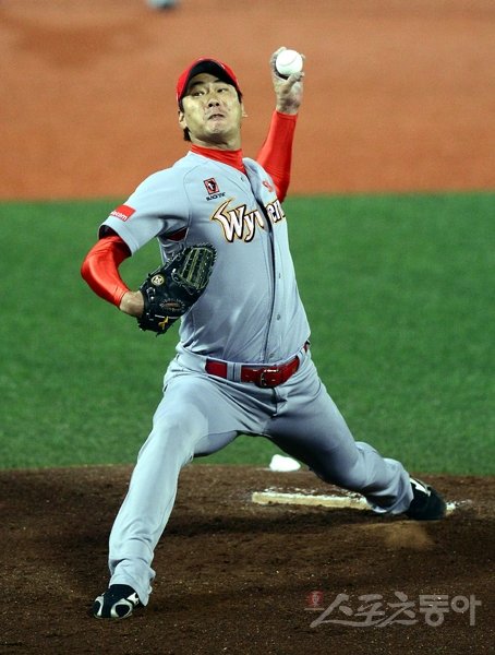 SK 에이스 김광현이 7일 목동구장에서 열린 넥센과의 와일드카드 결정 1차전에 선발등판해 특유의 역동적 폼으로 공을 던지고 있다. 목동｜김종원 기자 won@donga.com