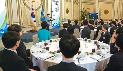 청와대에 간 기능올림픽 선수들 박근혜 대통령이 8월 25일 제43회 국제기능올림픽 선수단을 청와대로 초청해 오찬을 하기에 앞서 인사말을 하고 있다. 청와대사진기자단