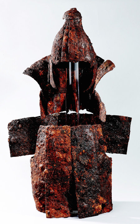 부산 복천동에서 발굴된 ‘철제 판갑옷’. 투구와 목가리개 등 여러 신체 부위를 보호할 수 있도록 제작됐다. 국립김해박물관 제공