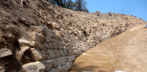 2012년 충남 부여 능산리사지 근처에서 발굴된 동나성 성벽. 내부를 흙으로 다져 올린 뒤 그 위에 돌을 쌓았다. 백제고도문화재단 제공