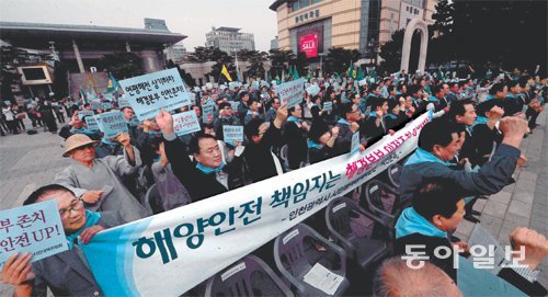 7일 인천종합문화예술회관 광장에서 열린 ‘해경본부 인천존치 범시민 촉구 궐기대회’에 참가한 시민단체 회원들이 해경본부 이전에 반대하는 구호를 외치고 있다. 이들은 ‘대한민국 관문인 인천에서 해양주권을 지키려면 해경본부가 인천에 있어야 한다’는 내용의 결의문을 채택했다. 황금천 기자 kchwang@donga.com