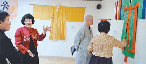 미국 뉴욕에서 열린 ‘추석맞이 한민족대축제 중요무형문화재특별전’에서 이남례 씨(왼쪽에서 두 번째)가 관람객들에게 자신의 작품을 설명하고 있다. 이남례 씨 제공