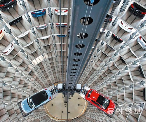 독일 니더작센 주 볼프스부르크에 있는 폴크스바겐 차량 출고장 ‘아우토튀르메’에서 자동차들이 엘리베이터에 실려 나가고 있다. 한국 
수입차 시장이 성장하는 와중에 폴크스바겐은 배기가스 조작 스캔들로 판매가 줄고 있다. 한국수입자동차협회(KAIDA)에 따르면 
지난달 국내에서 등록한 수입차는 8월보다 12% 늘어난 2만381대인 반면 폴크스바겐 차종의 등록 대수는 8월보다 7.8% 줄어든
 2901대로 집계됐다. 동아일보DB