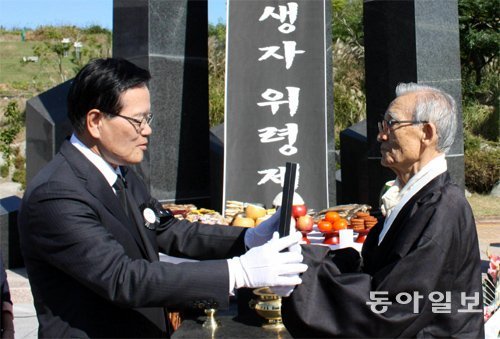 정의화 국회의장(왼쪽)이 9일 전남 신안군 하의도에서 김학윤 하의3도 농지탈환운동기념사업회장에게서 보은패를 받고 있다. 신안=이형주 기자