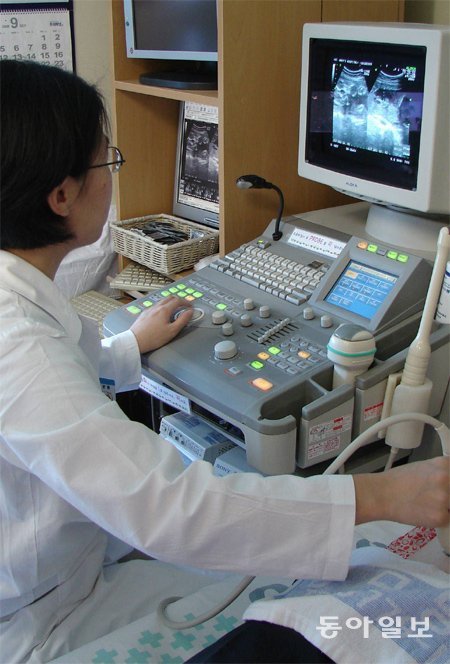 서울의 한 산부인과병원에서 의료진이 임신부에게 초음파 검사를 하고 있다. 동아일보DB