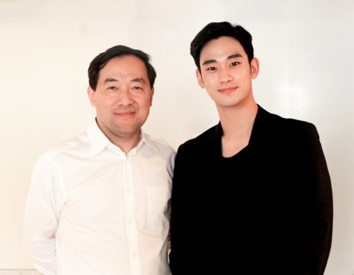 김수현 주연(오른쪽)의 영화 '리얼'과 투자배급 계약을 맺은 중국 알리바바픽쳐스의 장강 대표. 사진제공｜키이스트