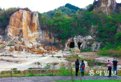 수년 동안 도자기를 만들 수 있는 흙을 찾으러 다니던 이삼평이 발견한 이즈미 고령토 광산. 400여 년 동안 채굴이 이뤄져 산 가운데가 움푹 파였다. 아리타=유덕영 기자 firedy@donga.com