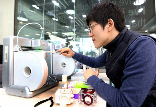 대전창조경제혁신센터 관계자가 와이파이 카메라 시제품을 3D 프린터로 만들고 있다.