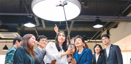 지난해 10월 대전창조경제혁신센터 출범식에 참석한 박근혜 대통령이 청년 창업팀과 함께 '셀카봉'으로 기념 사진을 찍고 있다.