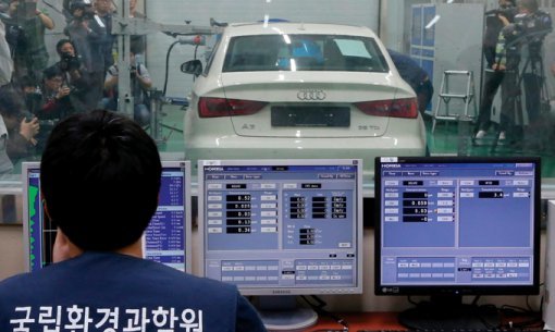 10월 1일 인천 서구 국립환경과학원 교통환경연구소 직원들이 아우디 A3 모델의 배출가스 검증 조사를 준비하고 있다.