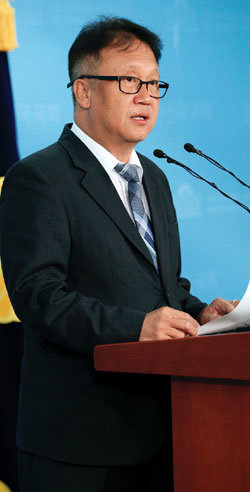 새정치민주연합 중도성향 모임인 ‘통합행동’ 민병두 의원이 10월 6일 서울 여의도 국회 정론관에서 기자회견을 열고 당내 통합을 위한 구상을 밝히고 있다.