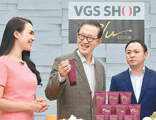 허창수 GS그룹 회장(가운데)이 13일 GS홈쇼핑의 베트남 현지 합작 홈쇼핑사인 ‘VGS 숍’을 방문해 인기리에 판매 중인 국내 중소기업 지본 코스메틱의 ‘플루 바디스크럽’을 살펴보고 있다. GS그룹 제공