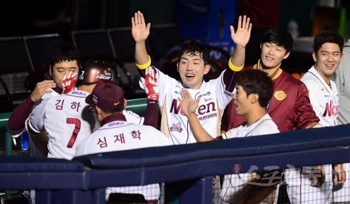 넥센 김하성(7번)이 13일 목동구장에서 열린 두산과의 준PO 3차전에서 1-0으로 앞선 4회말 2사 후 유희관을 상대로 중월솔로홈런을 날린 뒤 덕아웃으로 돌아와 동료들의 축하를 받고 있다. 목동｜김종원 기자 won@donga.com