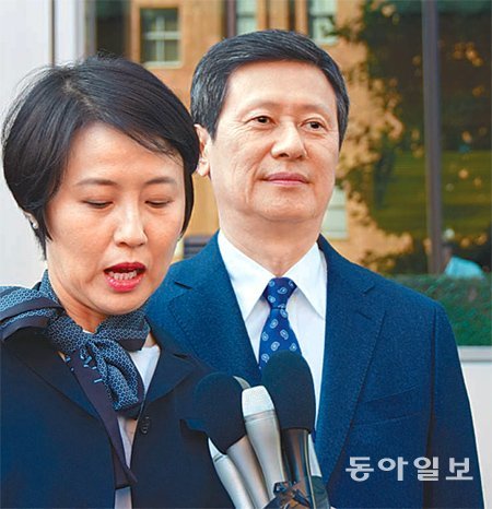 14일 광윤사 주주총회가 끝난 직후 일본 도쿄 지요다 구 후코쿠생명 빌딩 앞에서 정혜원 SDJ코퍼레이션 상무(앞)가 결과를 발표하고 있다. 뒤에 서 있는 사람은 신동주 전 일본 롯데홀딩스 부회장. 도쿄=장원재 특파원 peacechaos@donga.com