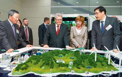 구본무 LG그룹 회장(왼쪽)이 14일 경기 파주시 LG디스플레이 공장에서 요아힘 가우크 독일 대통령(왼쪽에서 두 번째)에게 LG의 에너지 자립섬 프로젝트를 설명하고 있다. LG그룹 제공