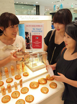 면세점에서 한국 화장품을 쇼핑 중인 중국인 관광객들.