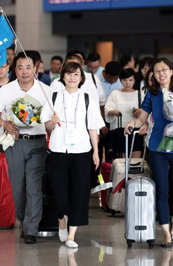 7월 13일 호텔신라와 대한항공의 초청으로 한국 팸투어에 참가한 중국 여행사 대표, 언론인 등이 입국하고 있다.