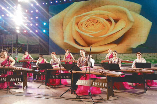 청흥가야금연주단과 장퉁구정연주단이 지난해 8월 중국 하얼빈 여름 음악축제에서 협연하고 있다.청흥 제공