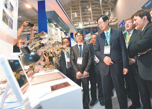 조환익 한국전력 사장(왼쪽에서 네 번째)과 전기·전력 분야 기업 국내외 전문가들이 광주 김대중컨벤션센터에서 열린 빛가람 전력기술 엑스포 전시장을 둘러보고 있다. 한전 제공