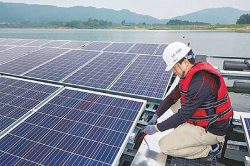 LG CNS 직원이 경북 상주시 오태저수지 수상 태양광 발전소에 설치된 태양광 모듈을 점검하고 있다. LG CNS 제공