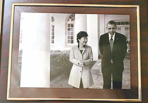 2013년 박근혜 대통령과 버락 오바마 미 대통령이 백악관 로즈가든 복도를 걷는 모습. 미국 영빈관 블레어 하우스에 영구 비치 예정인 사진 중의 하나다. 청와대 제공