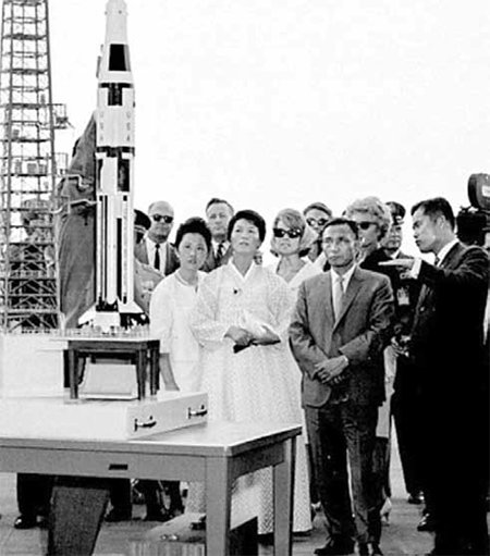 50년전 케네디센터의 박정희 前대통령 내외 1965년 5월 고 박정희 전 대통령 내외가 미국 플로리다 주 항공우주국(NASA) 케네디우주센터에서 로켓 모형을 보며 설명을 듣는 모습. 국가기록원 제공